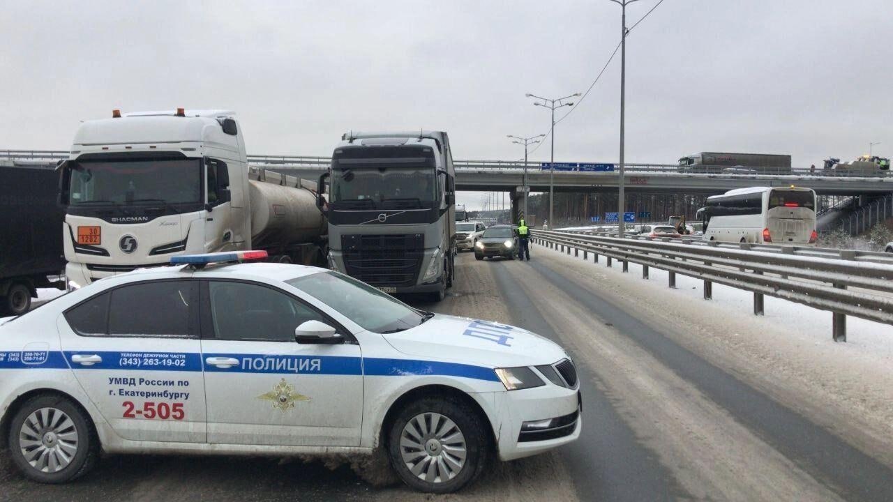 Огромные пробки и смертельная авария: из-за плохой погоды Свердловская область сталкивается с серьезными проблемами на дороге Огромные пробки и смертельная авария: из-за плохой погоды Свердловская область сталкивается с серьезными проблемами на дороге