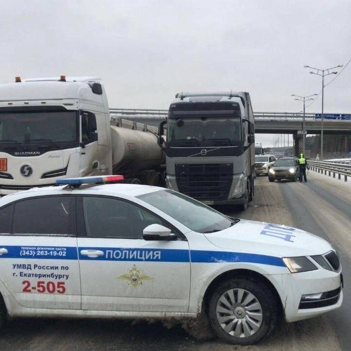 Огромная пробка из-за плохой погоды образовалась на трассе в Свердловской области Огромная пробка из-за плохой погоды образовалась на трассе в Свердловской области