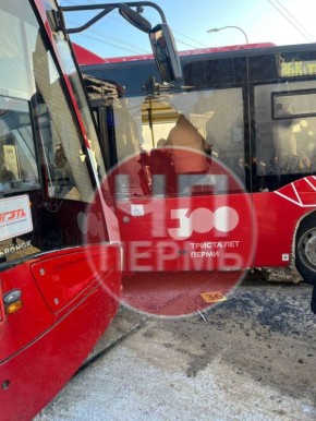 ДТП с участием автобуса и трамвая произошло на пересечении улицы Макаренко и бульвара Гагарина