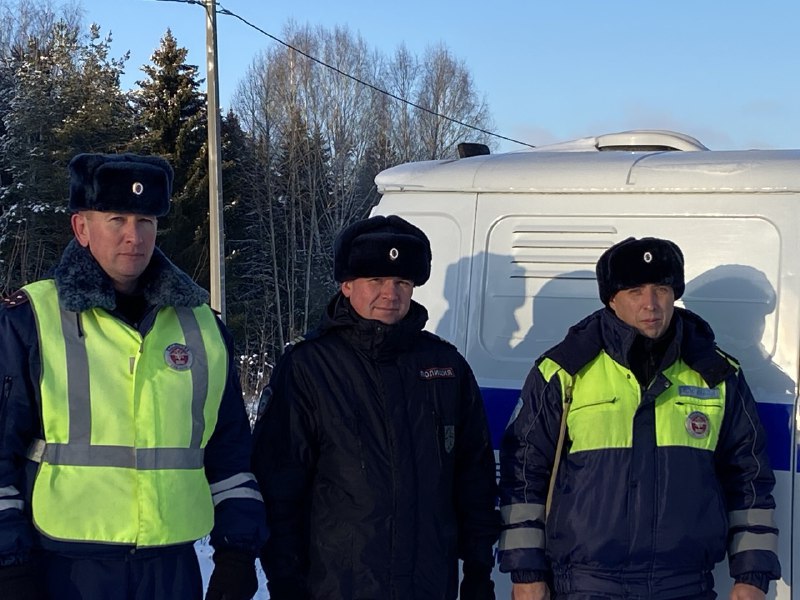 В Пермском крае сотрудники полиции помогли автоледи вытащить её перевернувшуюся машину из кювета