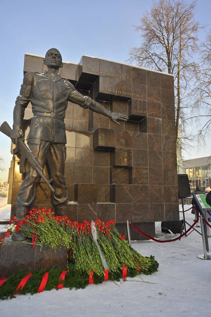 И вечно будет жить Держава, пока защитники живут И вечно будет жить Держава, пока защитники живут