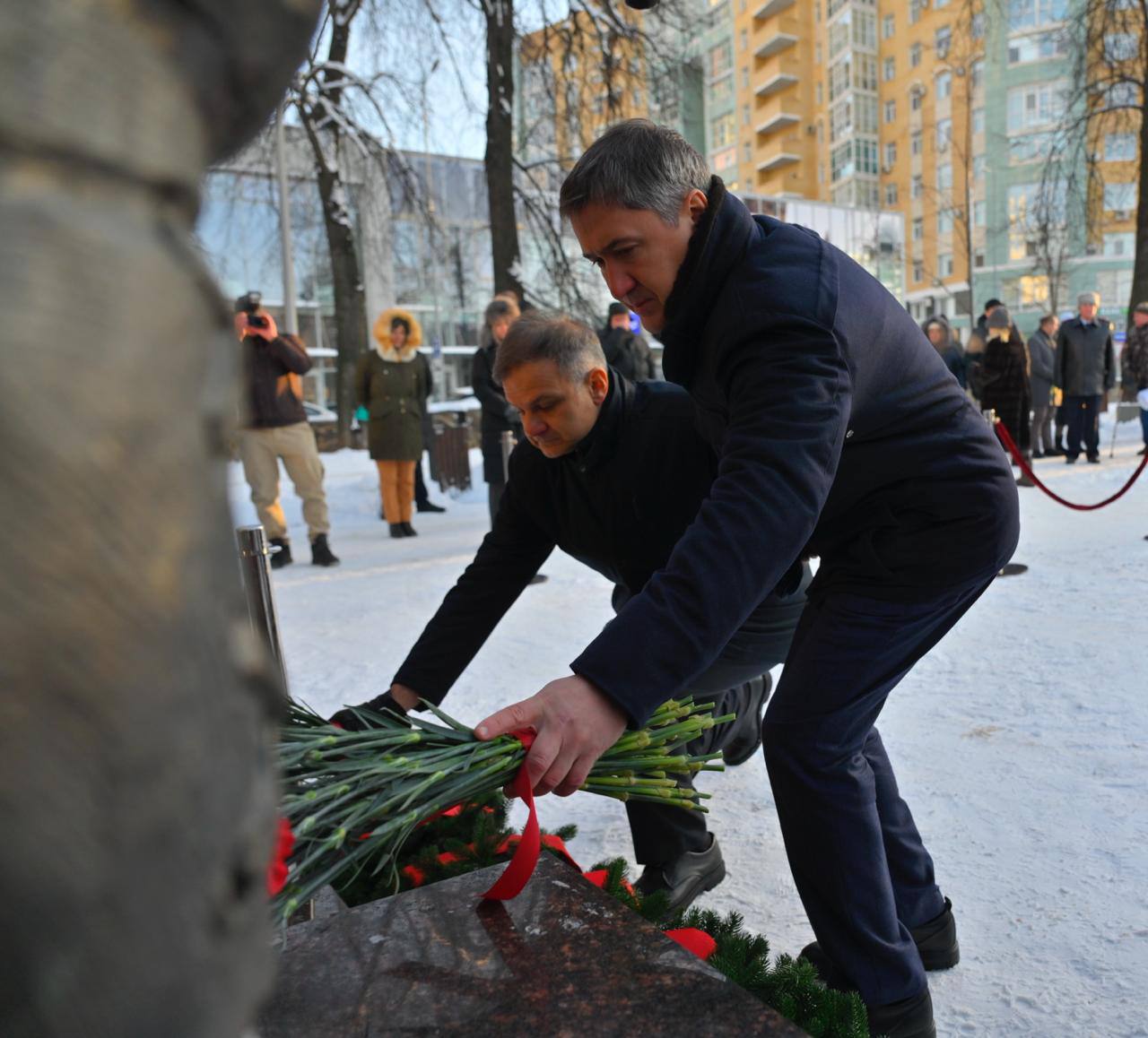 И вечно будет жить Держава, пока защитники живут И вечно будет жить Держава, пока защитники живут