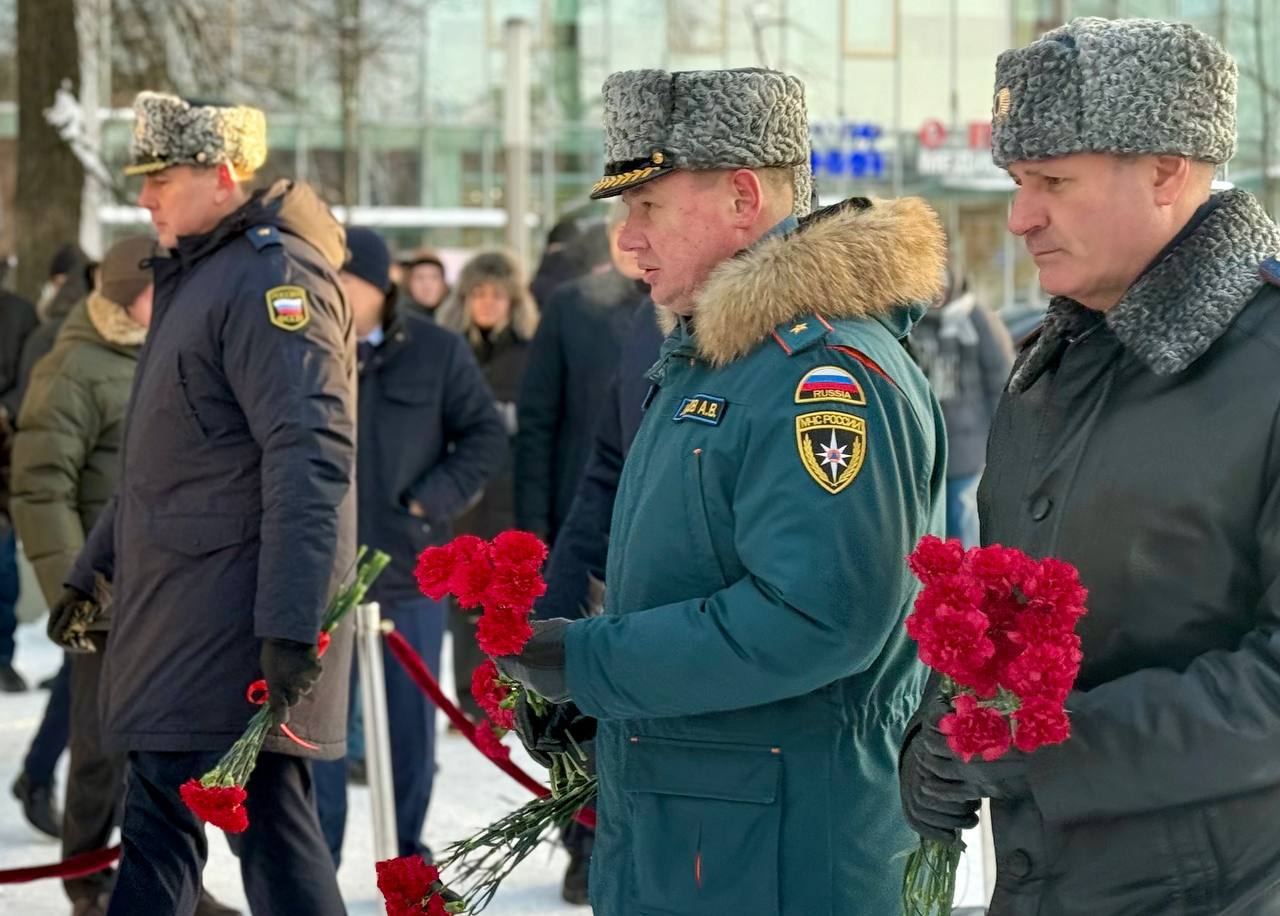 И вечно будет жить Держава, пока защитники живут И вечно будет жить Держава, пока защитники живут