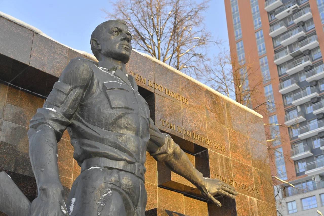 И вечно будет жить Держава, пока защитники живут И вечно будет жить Держава, пока защитники живут