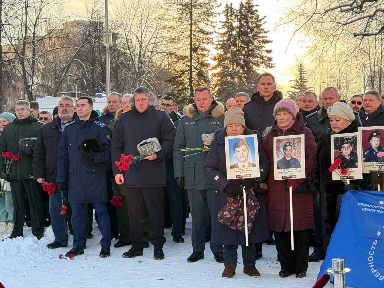 И вечно будет жить Держава, пока защитники живут И вечно будет жить Держава, пока защитники живут