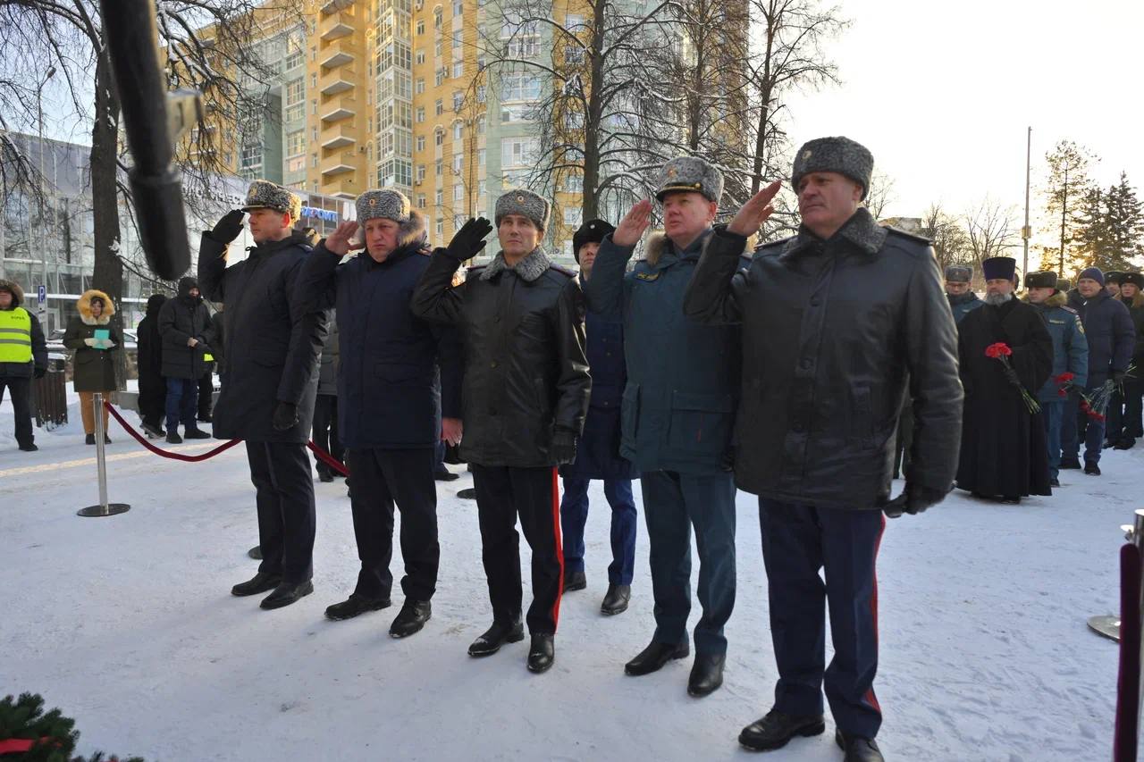 И вечно будет жить Держава, пока защитники живут И вечно будет жить Держава, пока защитники живут