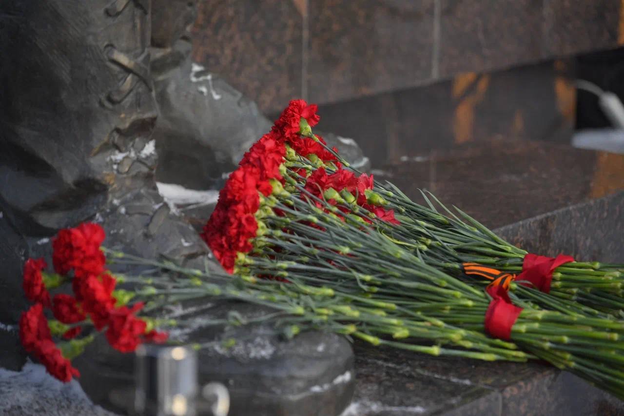 И вечно будет жить Держава, пока защитники живут И вечно будет жить Держава, пока защитники живут