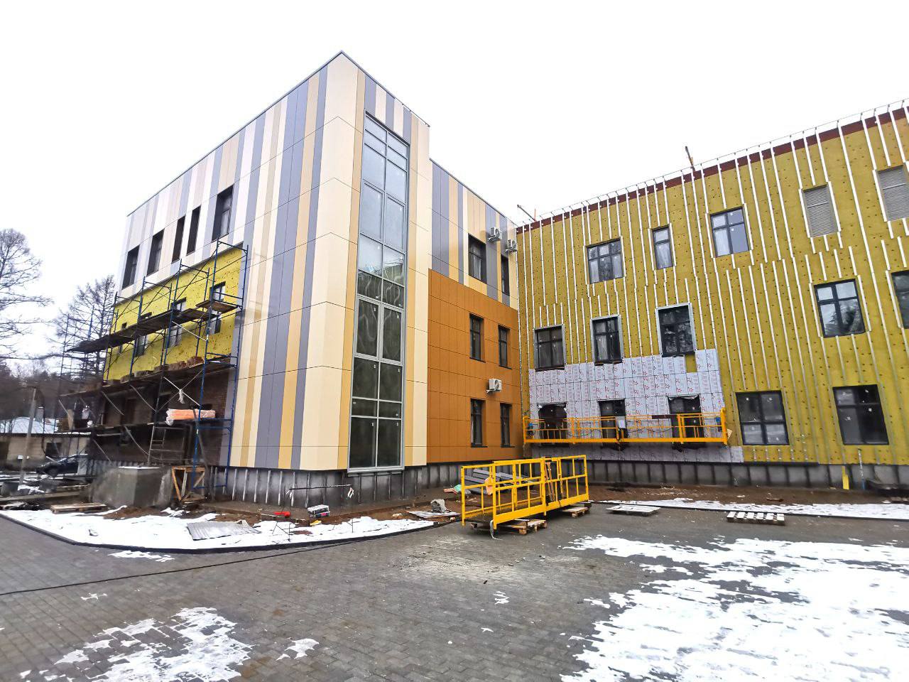 Фасады поликлиники фтизиопульмонологического центра монтируют в Перми Фасады поликлиники фтизиопульмонологического центра монтируют в Перми