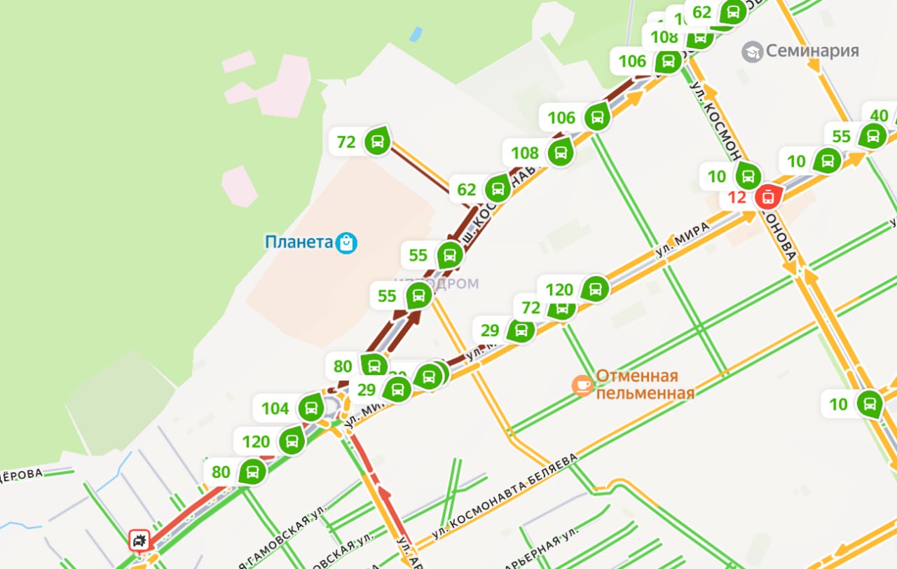 Задержка движения автобусов в районе ТЦ «Планета» составляет более 30 минут, сообщает дептранс