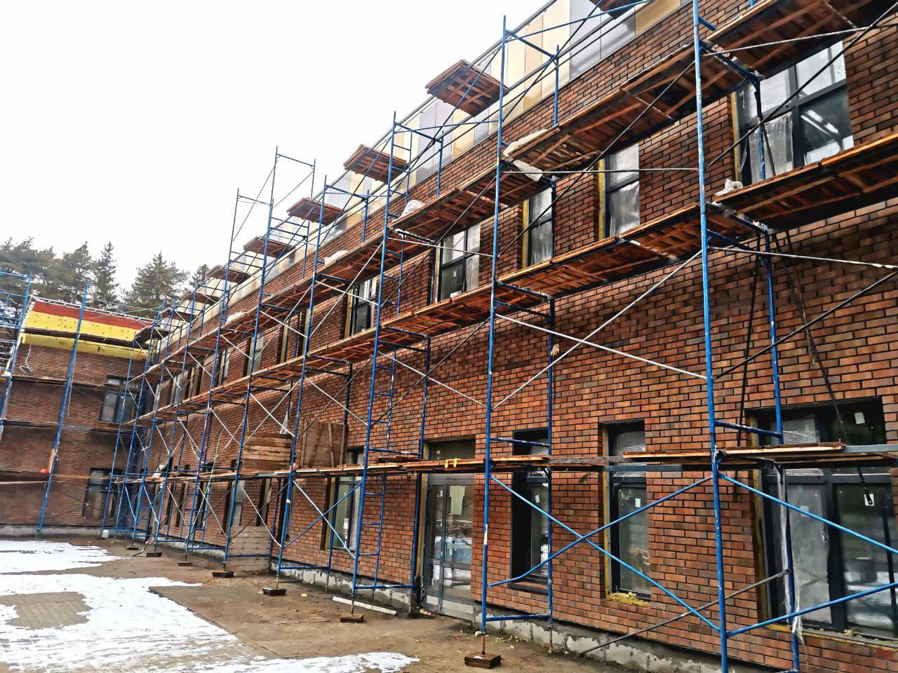 Фасады поликлиники фтизиопульмонологического центра монтируют в Перми Фасады поликлиники фтизиопульмонологического центра монтируют в Перми