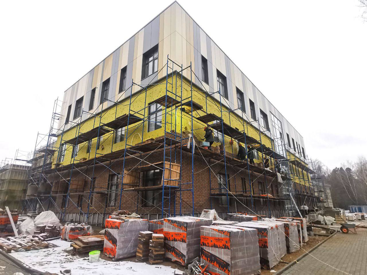 Фасады поликлиники фтизиопульмонологического центра монтируют в Перми