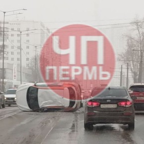 Машина каршеринга перевернулась на шоссе Космонавтов