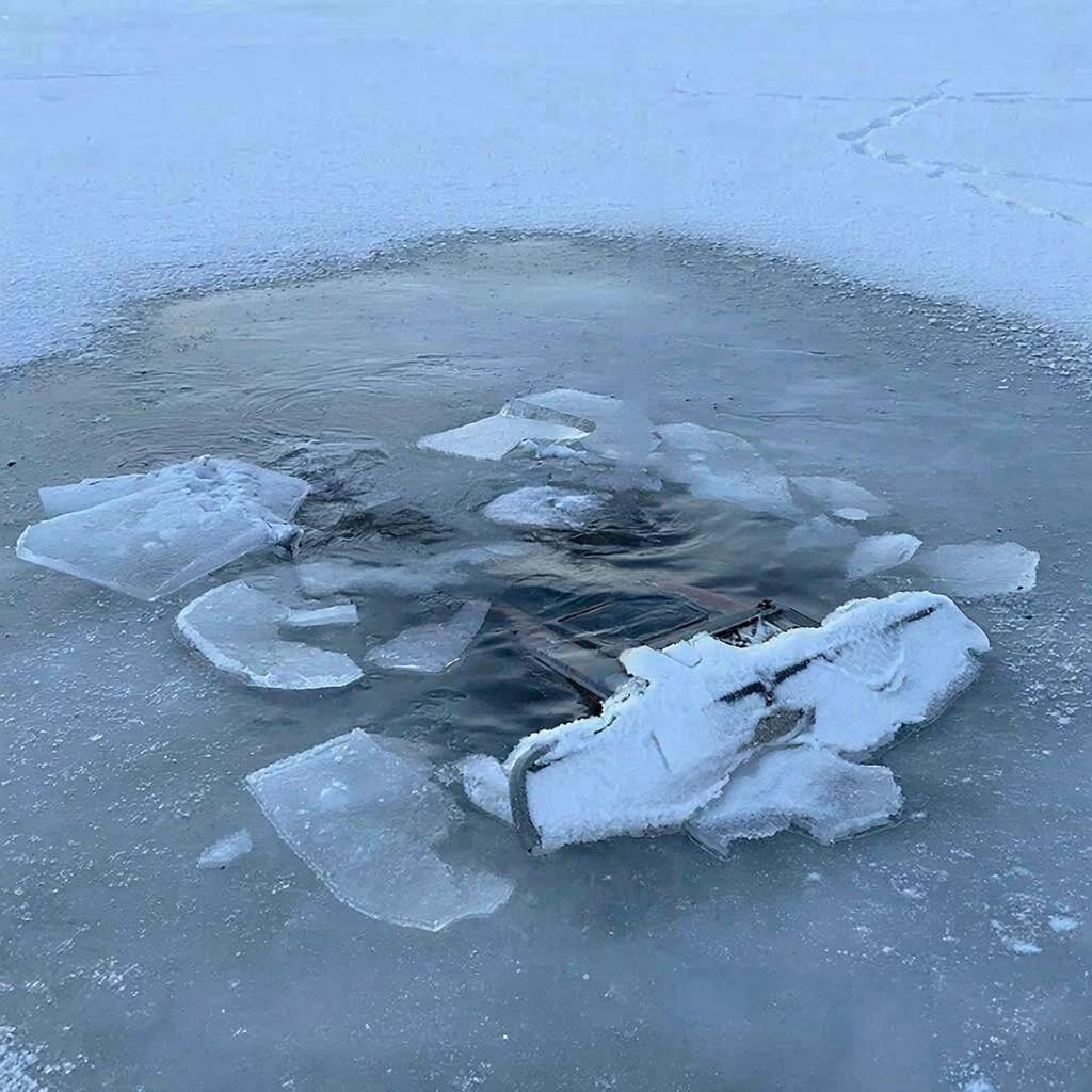 Тонкий лед убивает. На пруду рядом с селом Буб Сивинского муниципального округа произошла трагедия: мужчина и женщина катаясь на снегоходе провалились под лед и погибли