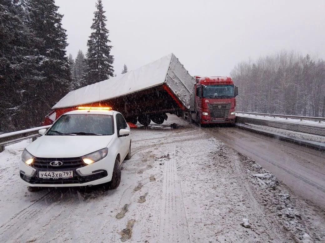 Экипаж ГИБДД с краном прибыли на место аварии двух большегрузом на 231-ом км дороги Пермь-Екатеринбург для эвакуации транспорта, который перекрыл движение в сторону Перми