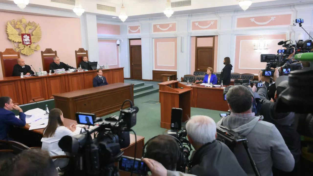 Судебная коллегия по гражданским делам Верховного Суда РФ определила в ближайшее время нижестоящему суду рассмотреть иск о принудительном выселении Долиной, решение вступает в силу немедленно