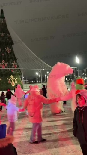 Медведь на эспланаде!. В самом центре Перми уже начался праздник перед главным событием — зажжением елки! Подписывайся в MAX| Разыгрываем три пиццы!