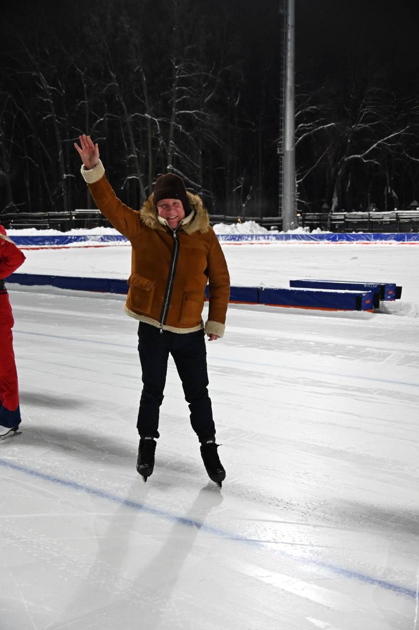 Рабочий семинар завершился на льду обновленного стадиона «Юность» Рабочий семинар завершился на льду обновленного стадиона «Юность»