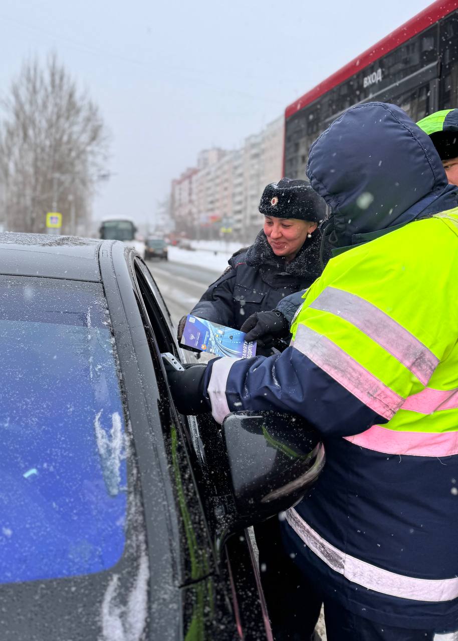 Сотрудники Госавтоинспекции краевого центра активно продолжают проведение социальной кампании «Все по правилам Сотрудники Госавтоинспекции краевого центра активно продолжают проведение социальной кампании «Все по правилам