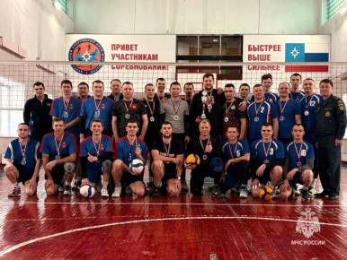 На блоке и в атаке!. В рамках спартакиады Главного Управления МЧС России по Пермскому краю прошли соревнования по волейболу в которых приняли участие команды из 15 подразделений
