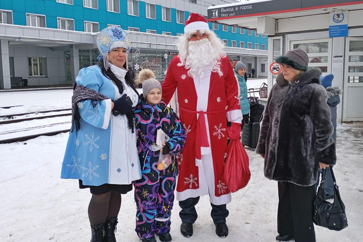 Сотрудники транспортной полиции Ульяновска провели мероприятие в рамках акции «Полицейский Дед Мороз» для маленьких пассажиров Сотрудники транспортной полиции Ульяновска провели мероприятие в рамках акции «Полицейский Дед Мороз» для маленьких пассажиров
