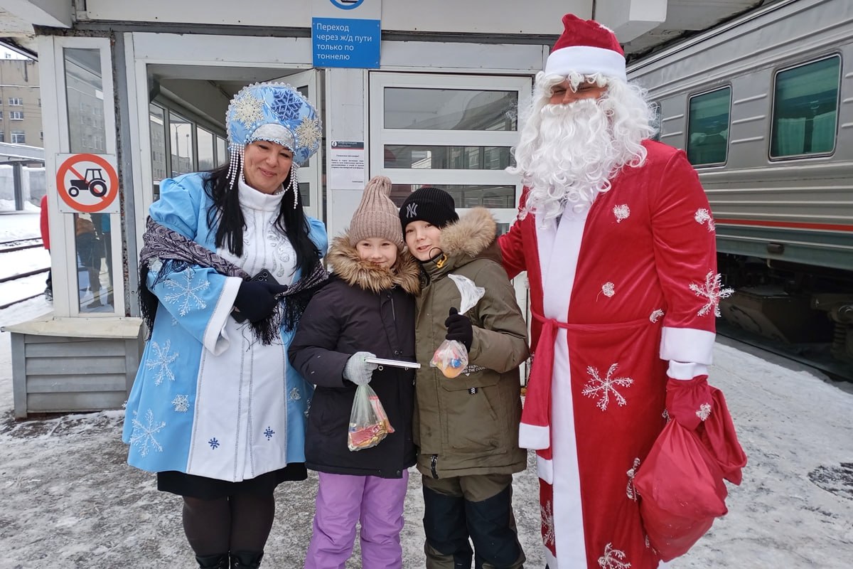 Сотрудники транспортной полиции Ульяновска провели мероприятие в рамках акции «Полицейский Дед Мороз» для маленьких пассажиров Сотрудники транспортной полиции Ульяновска провели мероприятие в рамках акции «Полицейский Дед Мороз» для маленьких пассажиров
