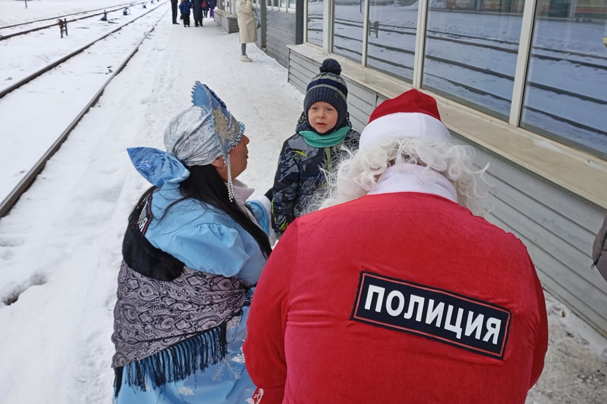 Сотрудники транспортной полиции Ульяновска провели мероприятие в рамках акции «Полицейский Дед Мороз» для маленьких пассажиров