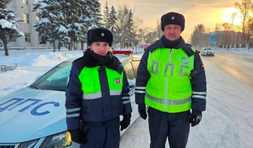 В Пермском крае госавтоинспекторы Кунгура оказали помощь автоледи в сложной дорожной ситуации