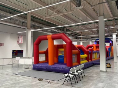 На «Экспо-катке» открылась игровая зона с батутами