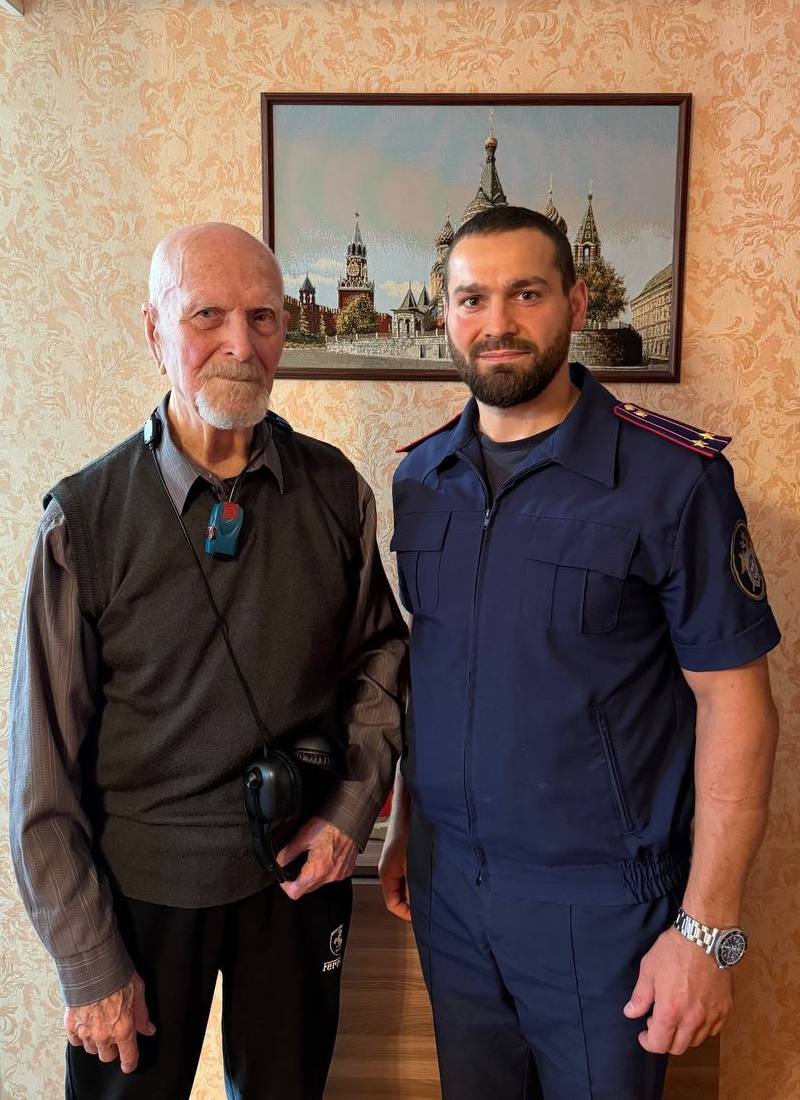 В Перми сотрудник краевого следственного управления навестил и поздравил с Новым годом ветерана Великой Отечественной войны Сергея Александровича Горова