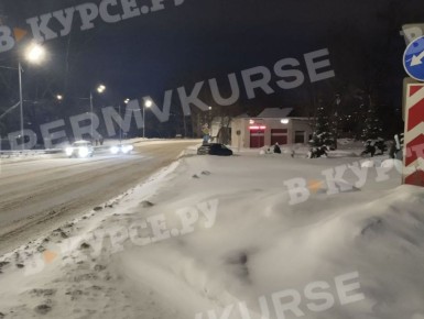 Ночью кто-то влетел в треугольник на пересечении Уральской и Свердлова