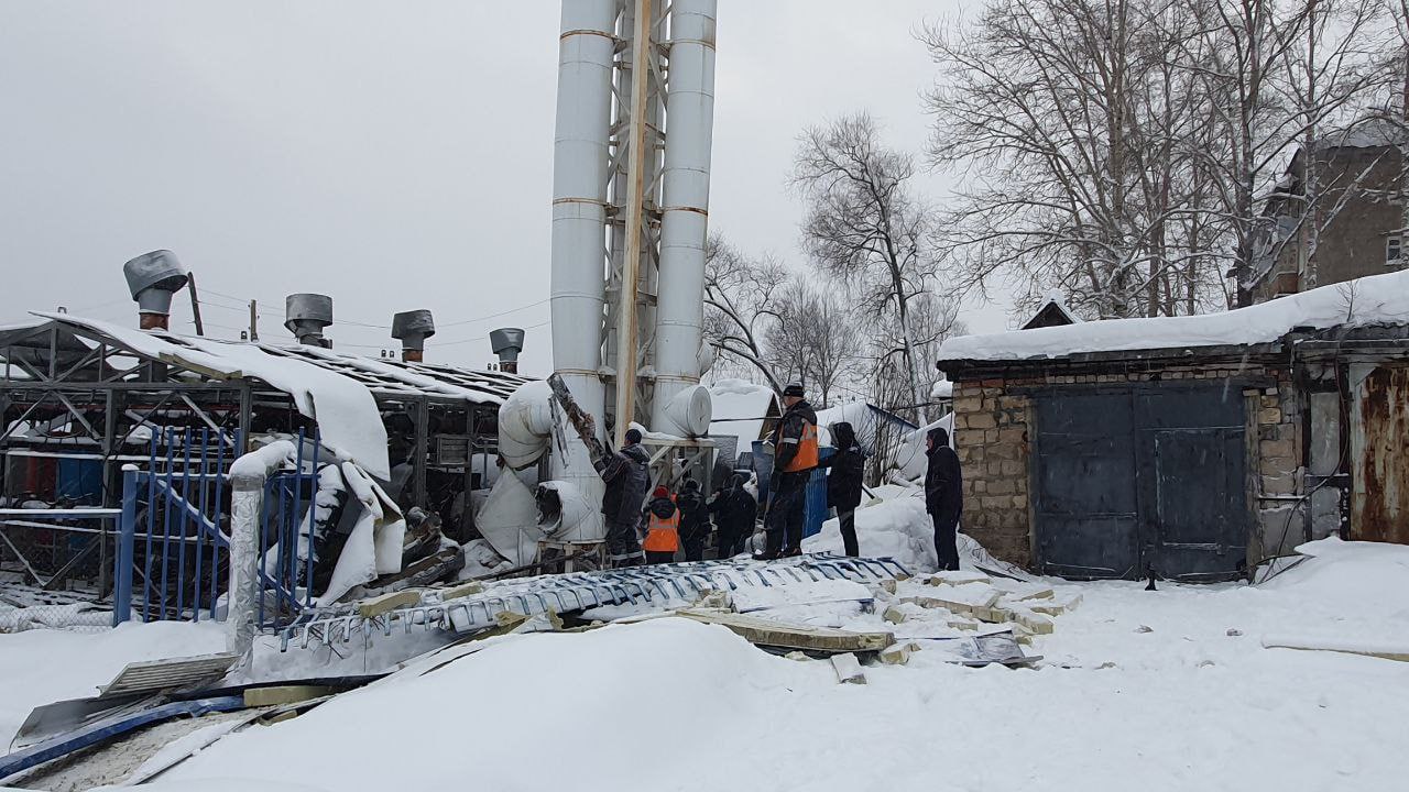 В поселке Теплая Гора специалисты приступили к восстановлению котла N2, а также к монтажу новой крыши и стен котельной