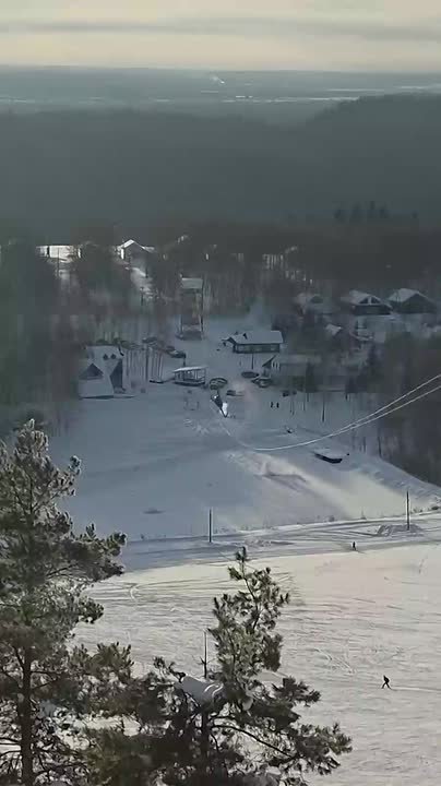 Момент падения вертолета в Пермском крае засняли очевидцы на видео — на кадрах он, цепляясь за канатный трос, теряет управление и падает на землю