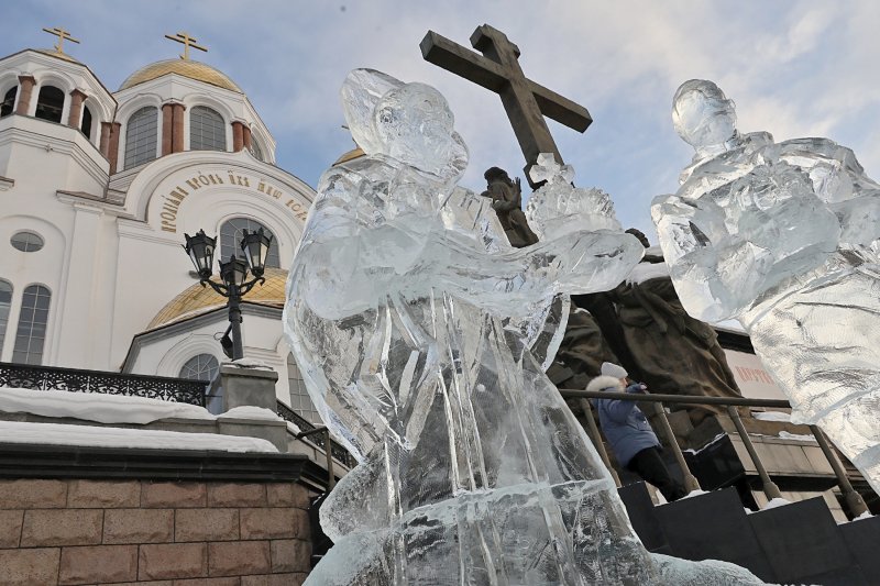 1 В Екатеринбурге открыли экспозицию Рождественского фестиваля ледового искусства