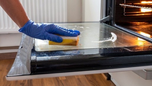 Как эффективно очистить духовку от жира и нагара