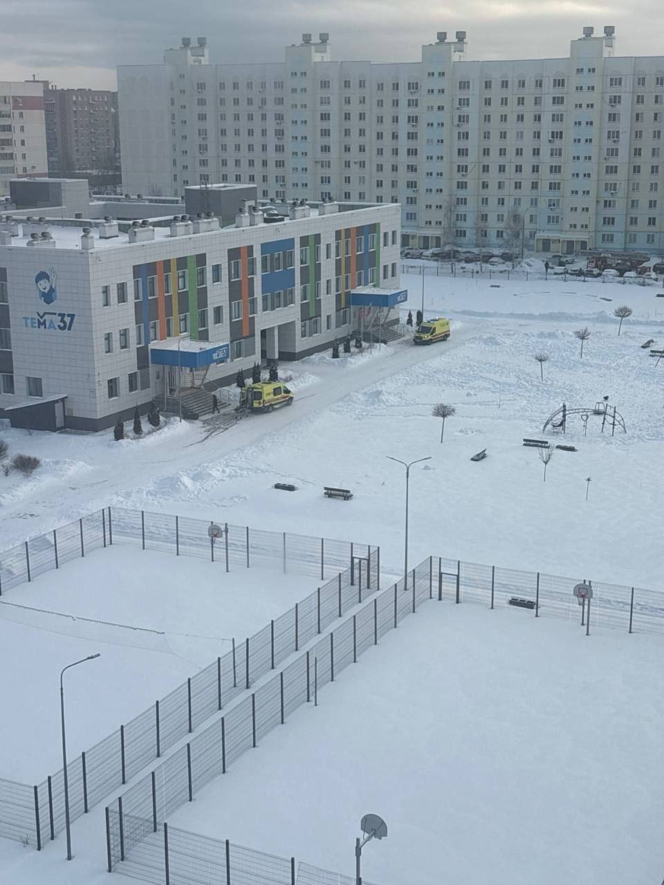 Подросток ворвался с ножом в школу Нижнекамска в Татарстане и ранил охранника, пишут СМИ