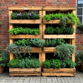 Вертикальные грядки из поддонов и труб: как увеличить урожай на пятачке!