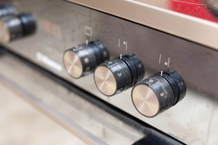 Как быстро и легко очистить ручки плиты от загрязнений: секреты успеха