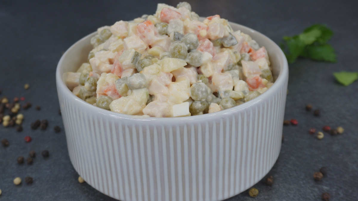 Ресторанная версия Оливье: секрет идеального новогоднего салата