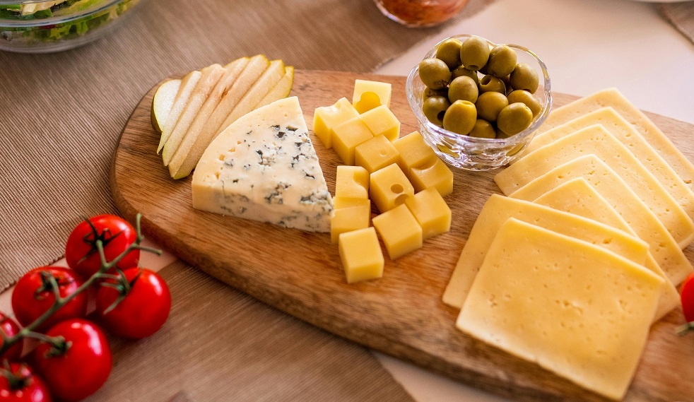 Как правильно хранить сыр, чтобы он оставался свежим и ароматным