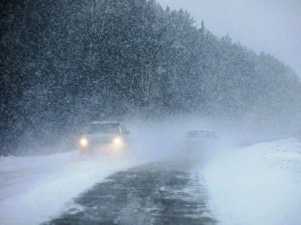 ВниманиеСнегопады. Госавтоинспекция обращает внимание водителей и пешеходов на то, что в ближайшие дни ожидаются сильные снегопады и метели на территории Пермского края