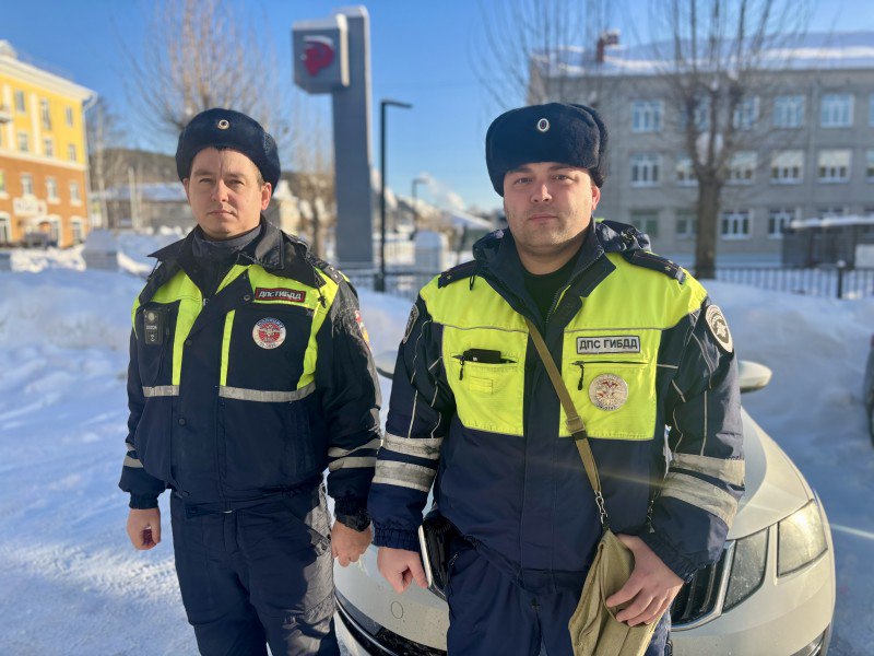 В Пермском крае госавтоинспекторы помогли автоледи, оказавшейся в кювете на трассе В Пермском крае госавтоинспекторы помогли автоледи, оказавшейся в кювете на трассе