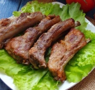 Аппетитные свиные рёбрышки с медово-горчичным соусом