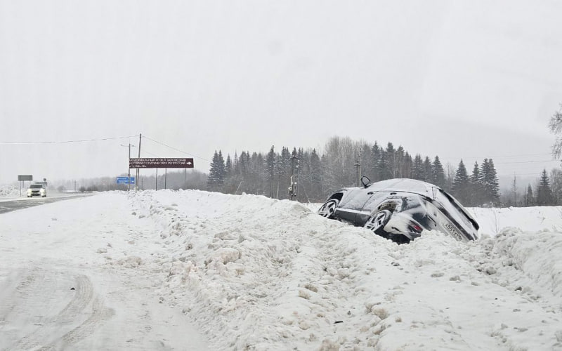 В Пермском крае госавтоинспекторы помогли автоледи, оказавшейся в кювете на трассе В Пермском крае госавтоинспекторы помогли автоледи, оказавшейся в кювете на трассе
