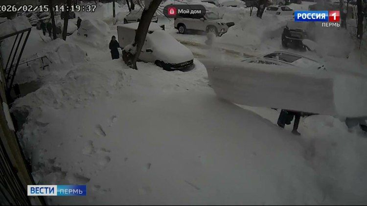 В СК возбудили три уголовных дела после падений снежных глыб на людей