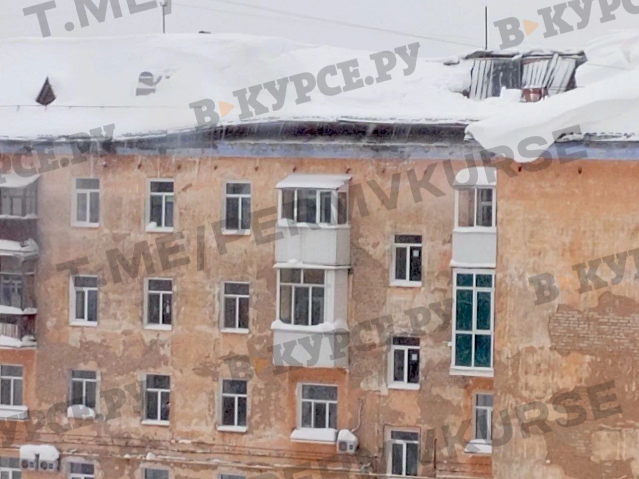 Обвалилась крыша у дома в Березниках на улице Челюскинцев
