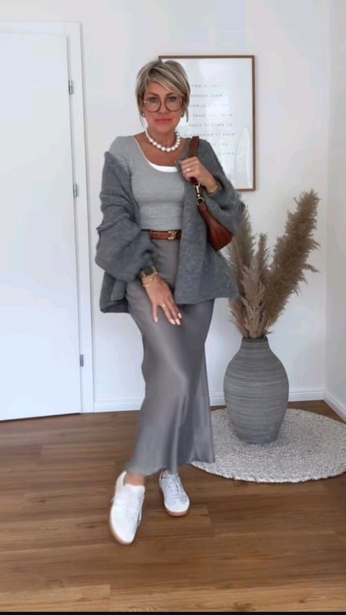 Серый цвет: как создать стильный образ для женщин старше 50 лет