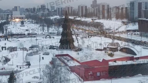 Главный ледовый городок и елку уже начали разбирать
