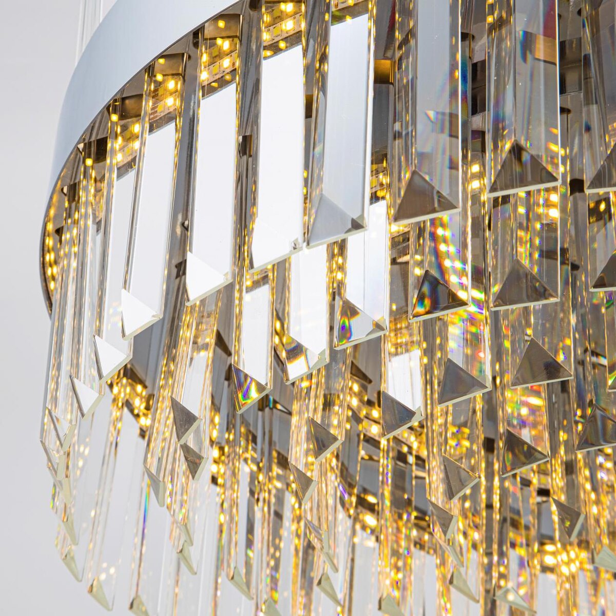 Невероятные секреты по уходу за люстрами: как мыть, не снимая