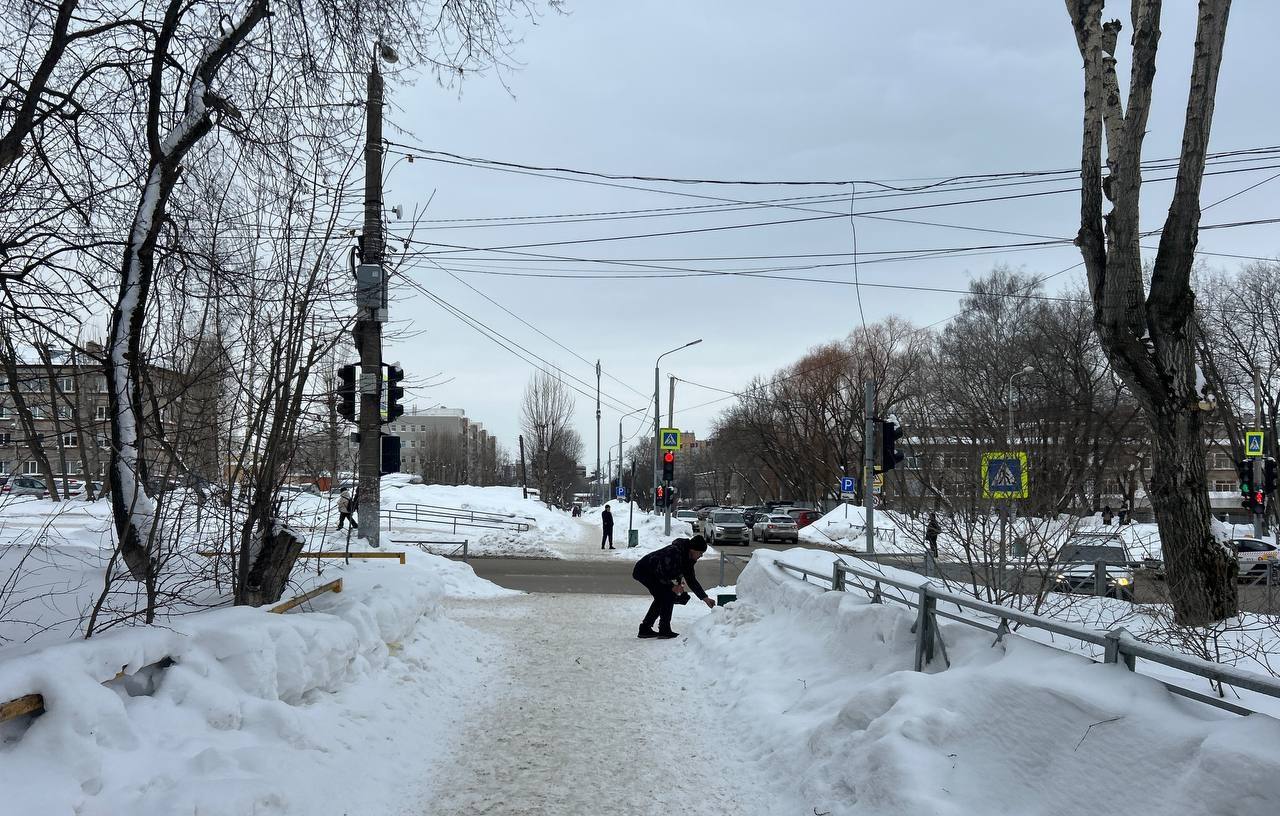 Эдуард Соснин: Сегодня в Индустриальном районе задержали троих расклейщиков объявлений Эдуард Соснин: Сегодня в Индустриальном районе задержали троих расклейщиков объявлений