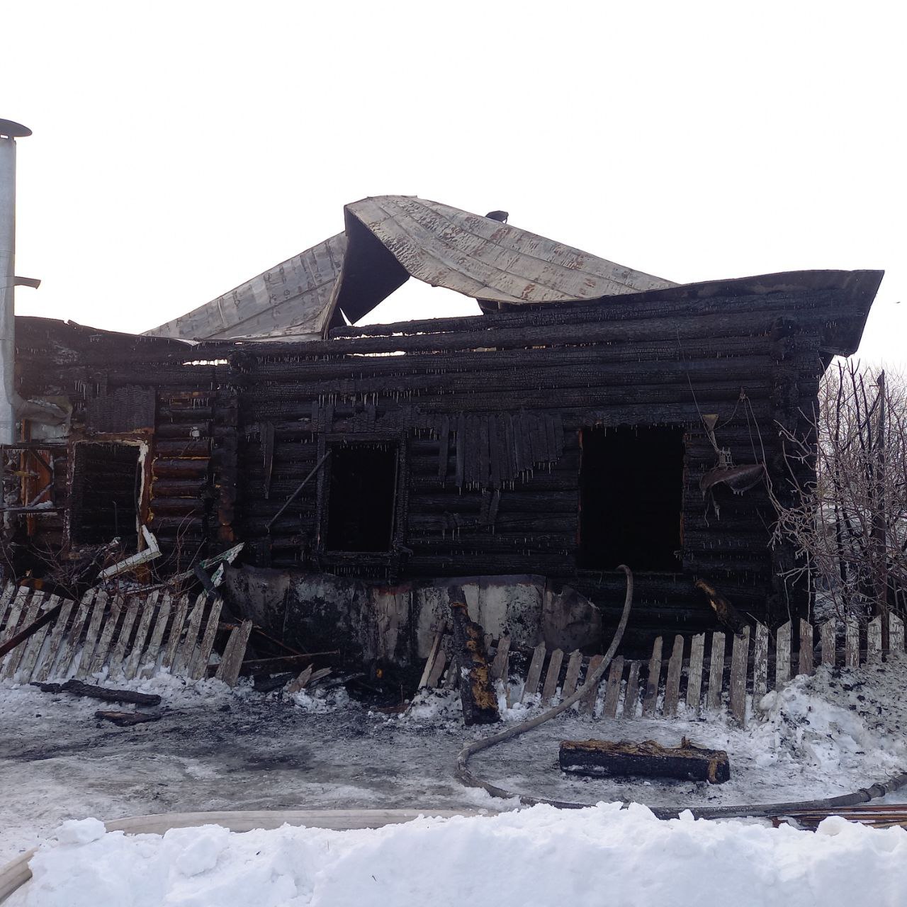 В Прикамье следователем СК России по факту гибели ребенка и травмирования женщины при пожаре проводится процессуальная проверка